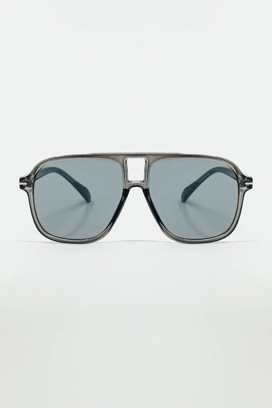 Q2 Oval Aviator Suglasses With Smoke Gray Lens in Gray