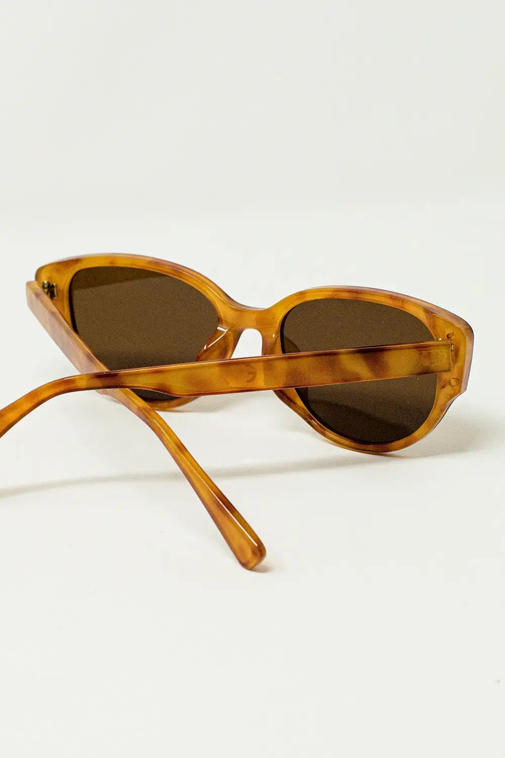 Oval Sunglasses In Light Yellowish Tortoise Shell - One Size / Brown