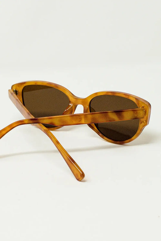 Oval Sunglasses In Light Yellowish Tortoise Shell - One Size / Brown