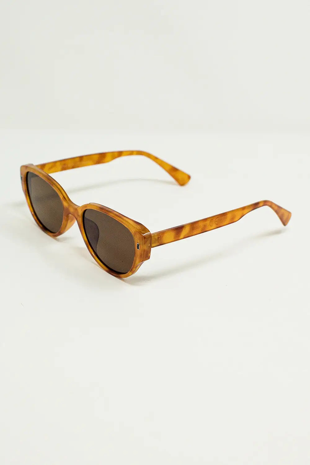 Oval Sunglasses In Light Yellowish Tortoise Shell - One Size / Brown