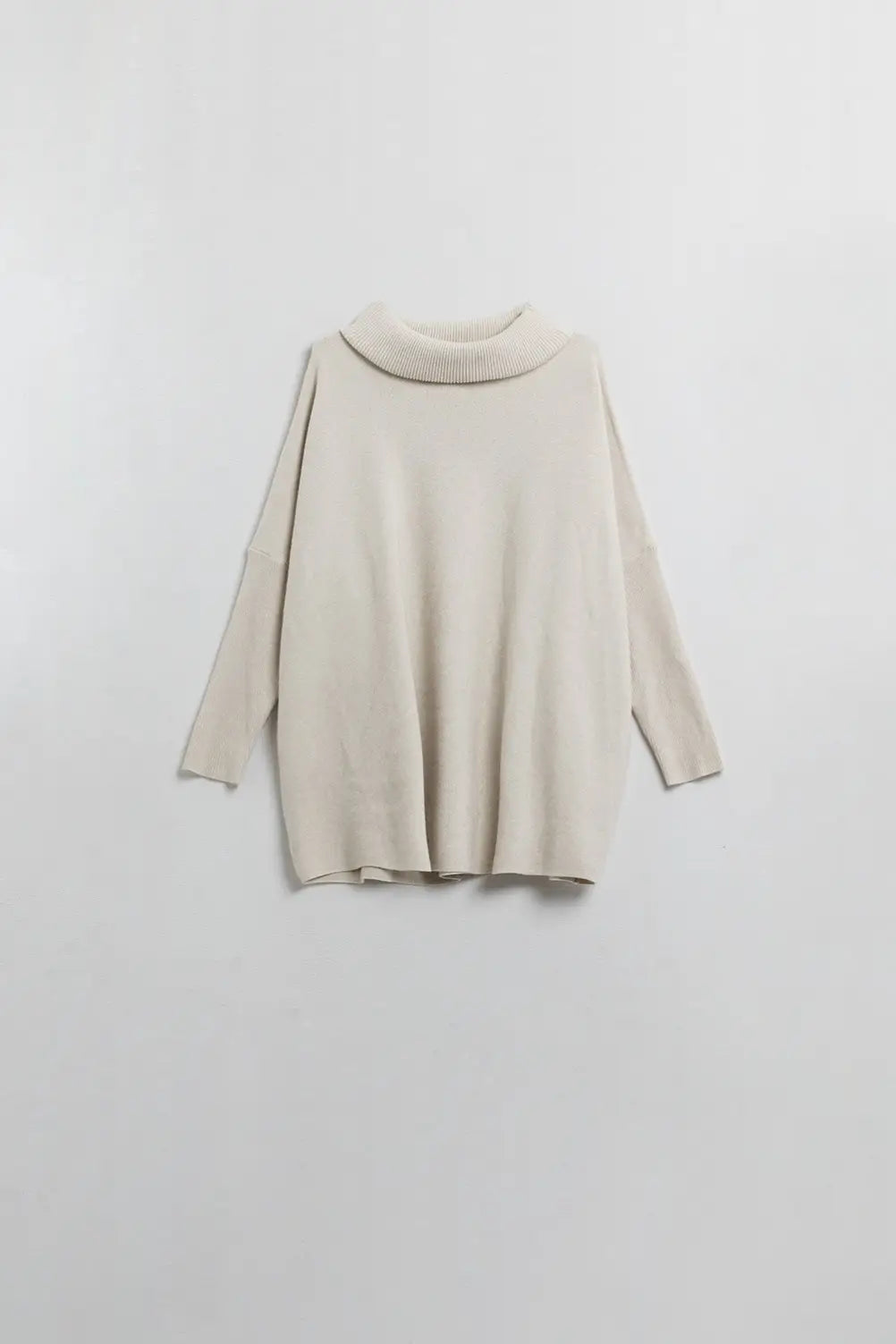 Q2 oversized beige sweater with fitted ribbed sleeves