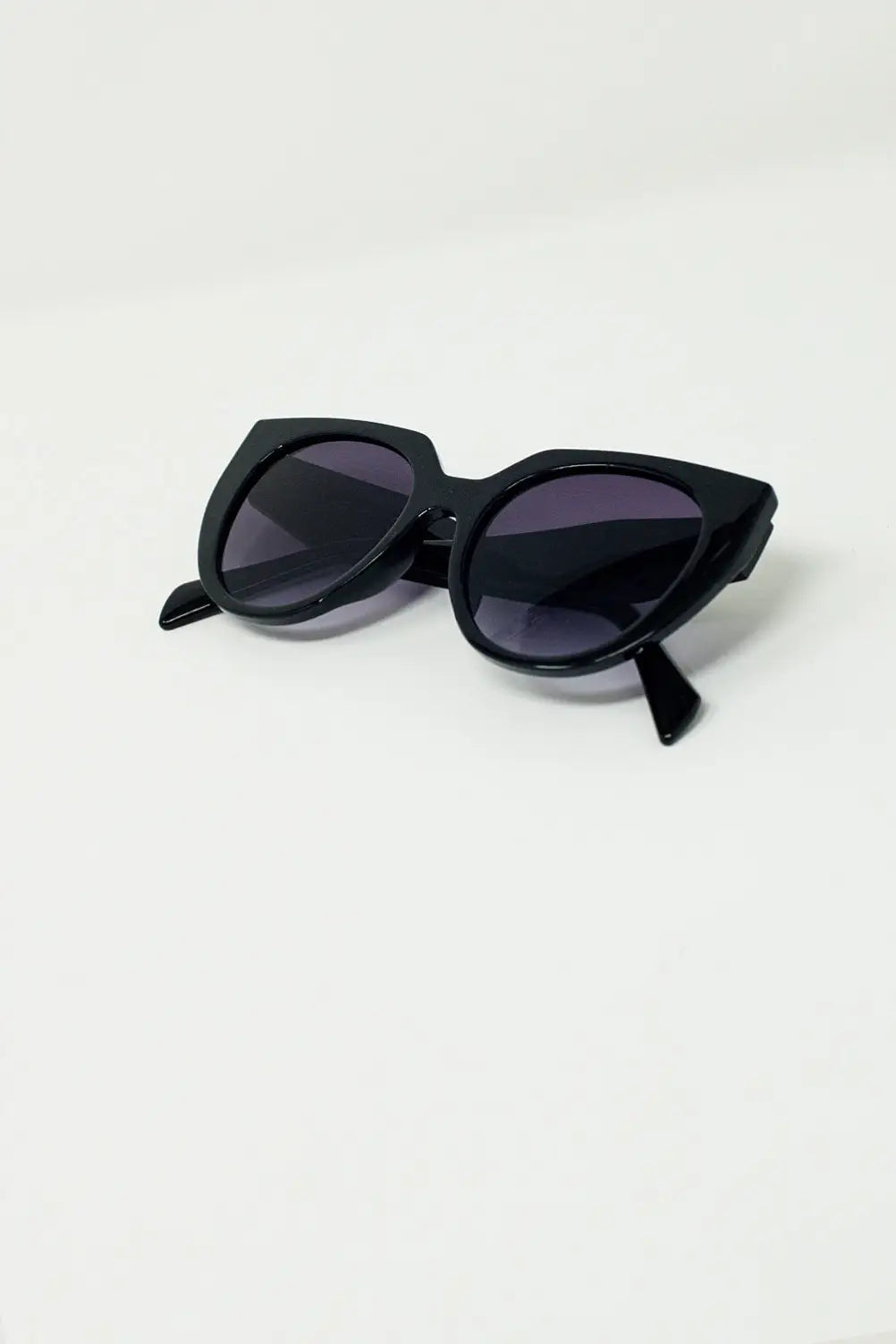 Oversized Cat Eye Sunglasses With Wide Rim in Black - One Size / Black