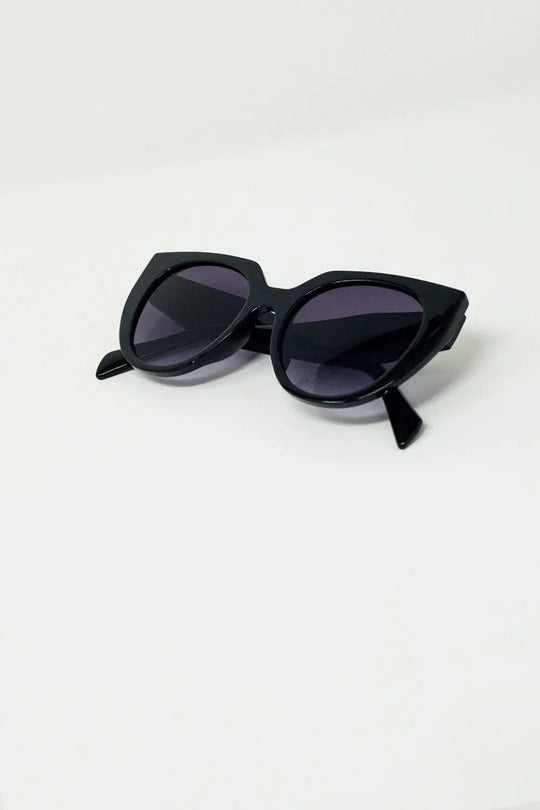 Oversized Cat Eye Sunglasses With Wide Rim in Black - One Size / Black