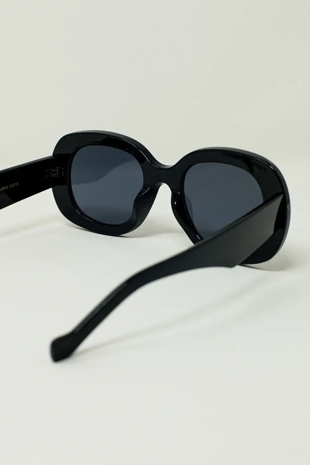 Oversized Circular Sunglasses in Black - One Size / Black