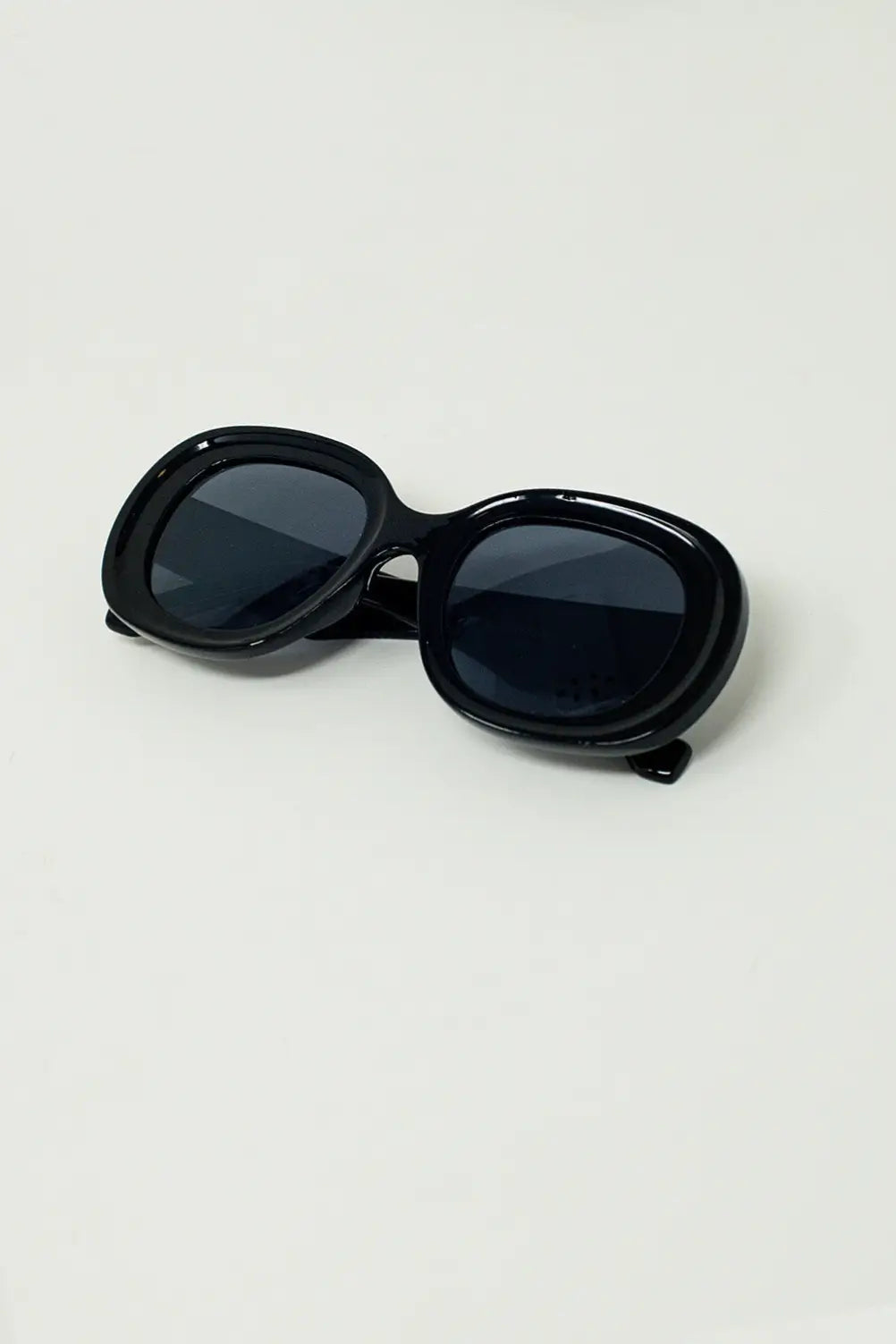 Oversized Circular Sunglasses in Black - One Size / Black
