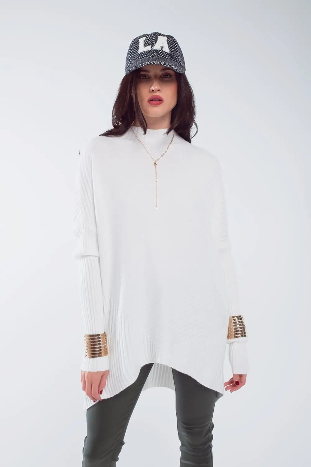 Q2 Oversized white sweater with stripes details