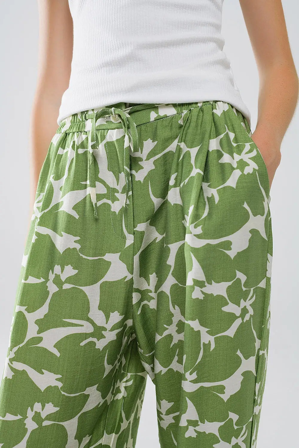 Pantalon à taille élastiquée avec imprimé floral vert - Pantalons