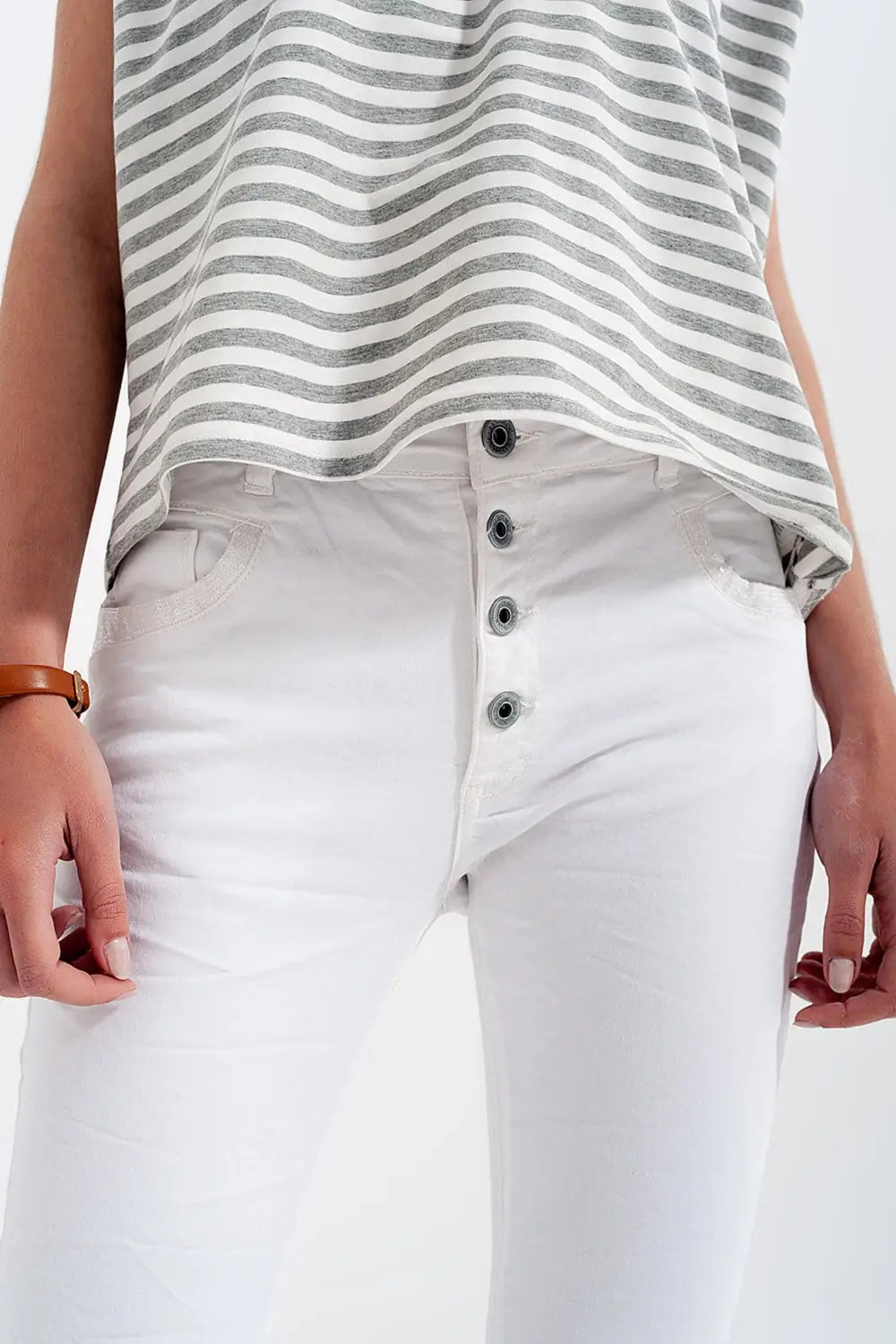 Pantalon boyfriend blanc avec le détail de poche de sequin - Pantalons