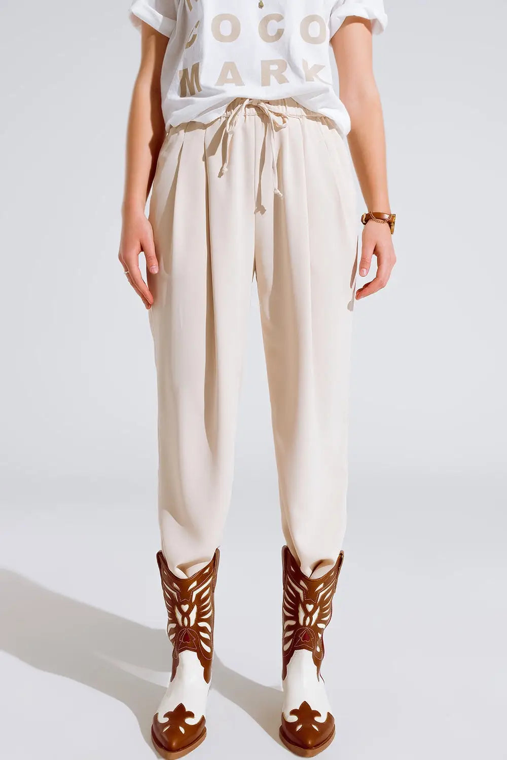 Q2 Pantalon en beige avec poches avant et fermeture par cordon de serrage