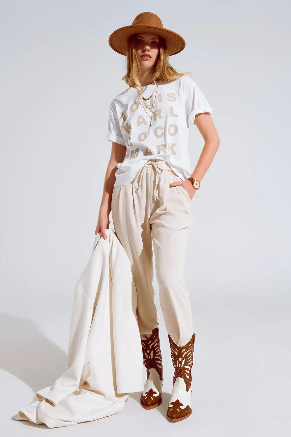 Pantalon en beige avec poches avant et fermeture par cordon de serrage - Pantalons