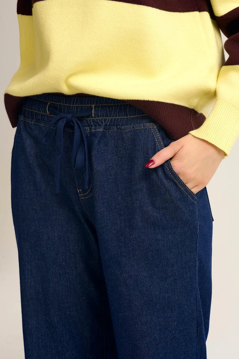 Pantalon en denim à large jambe et taille élastique ajustable en délavage foncé - Pantalons