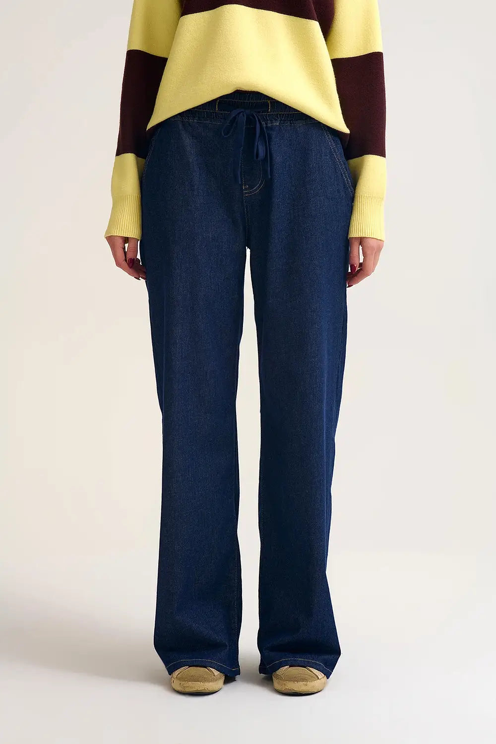 Q2 Pantalon en denim à large jambe et taille élastique ajustable en délavage foncé