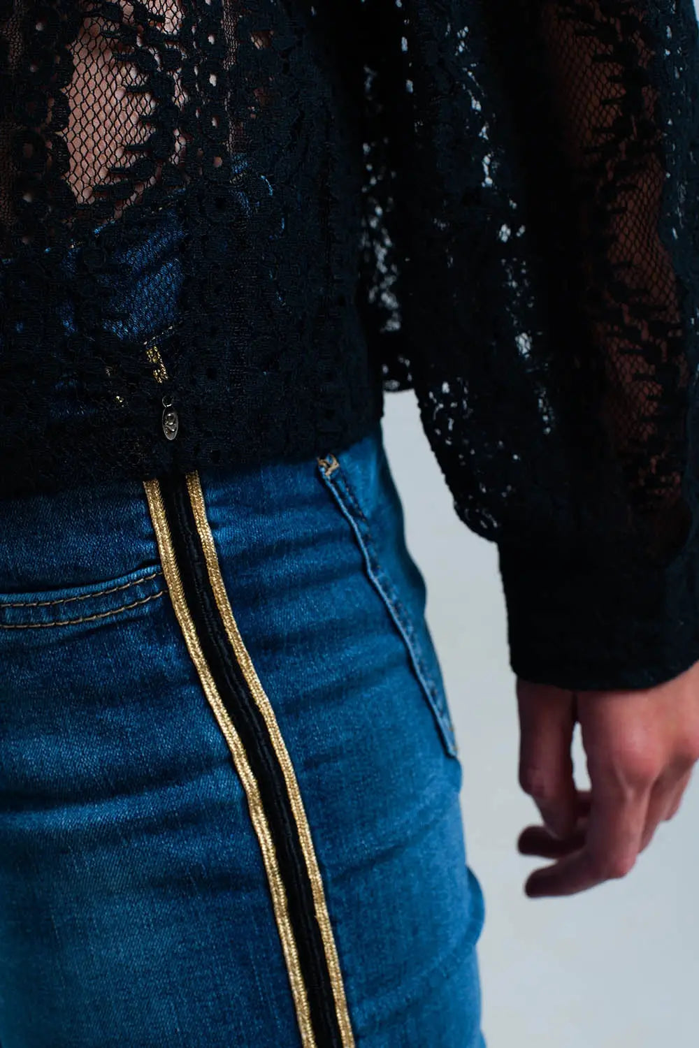 Pantalon en denim bleu avec bande latérale en or et noir - Pantalons