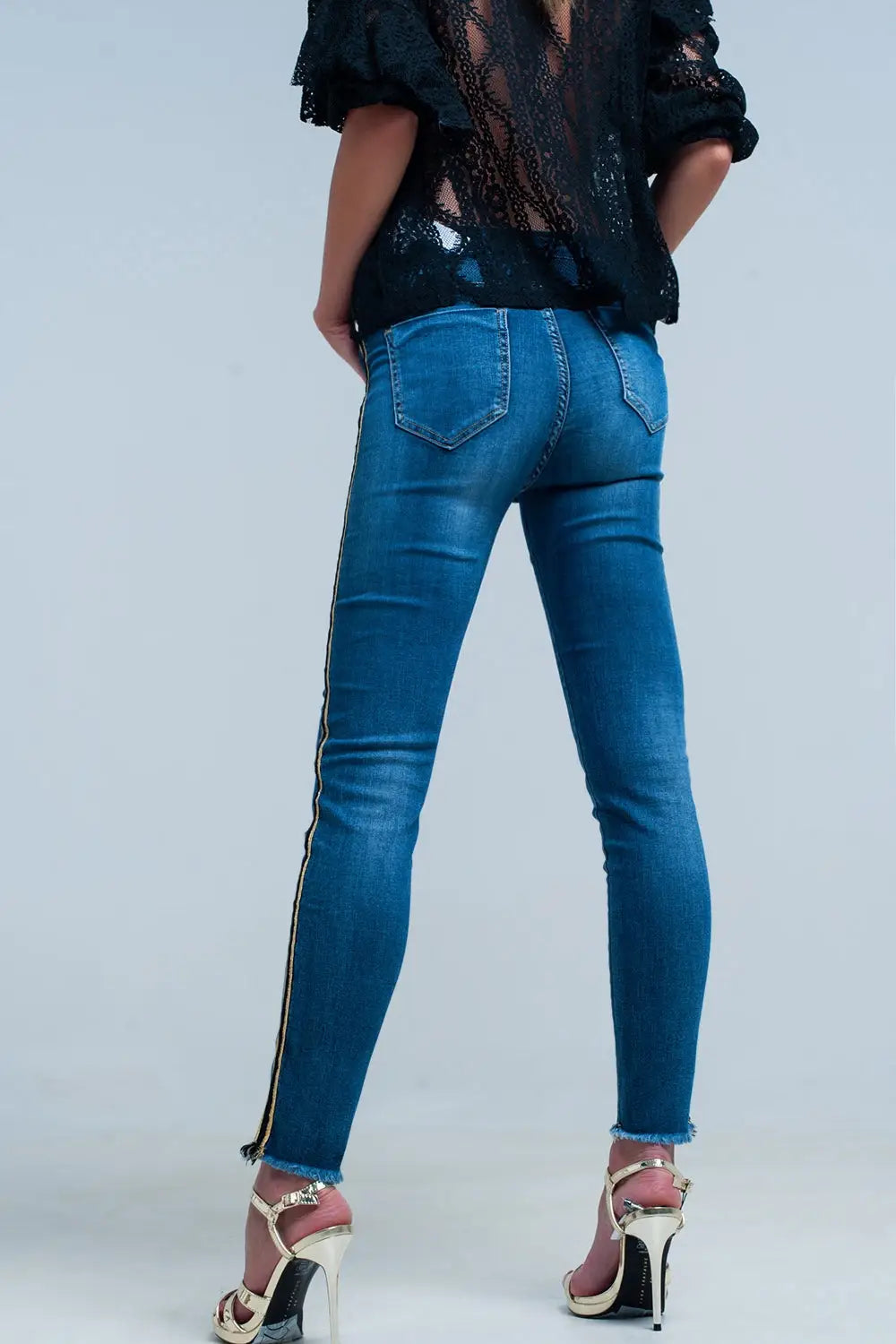 Pantalon en denim bleu avec bande latérale en or et noir - Pantalons