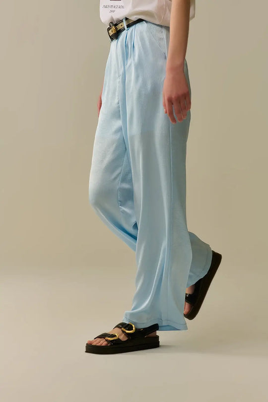 Pantalon en satin sur mesure à jambes larges en bleu bébé - Pantalons