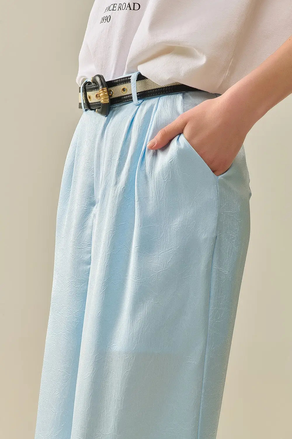 Pantalon en satin sur mesure à jambes larges en bleu bébé - Pantalons
