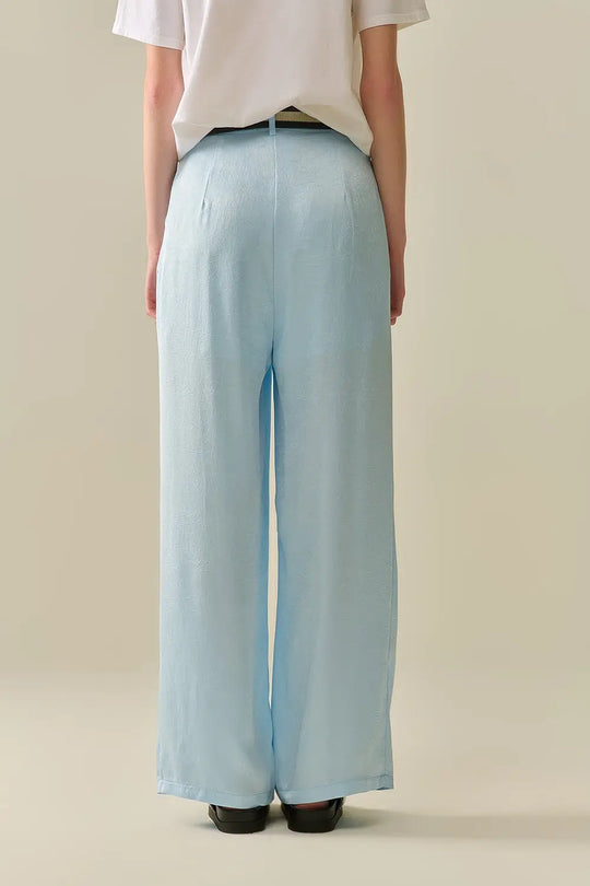 Pantalon en satin sur mesure à jambes larges en bleu bébé - Pantalons