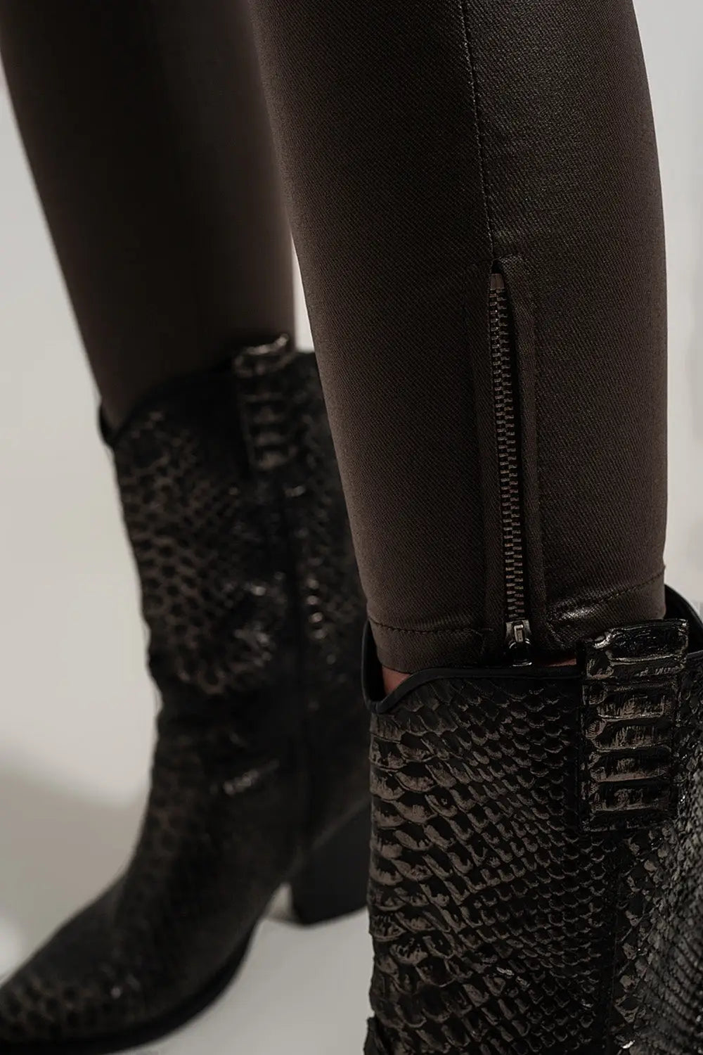 Pantalon en similicuir avec ourlet fendu à fermeture éclair kaki - Pantalons