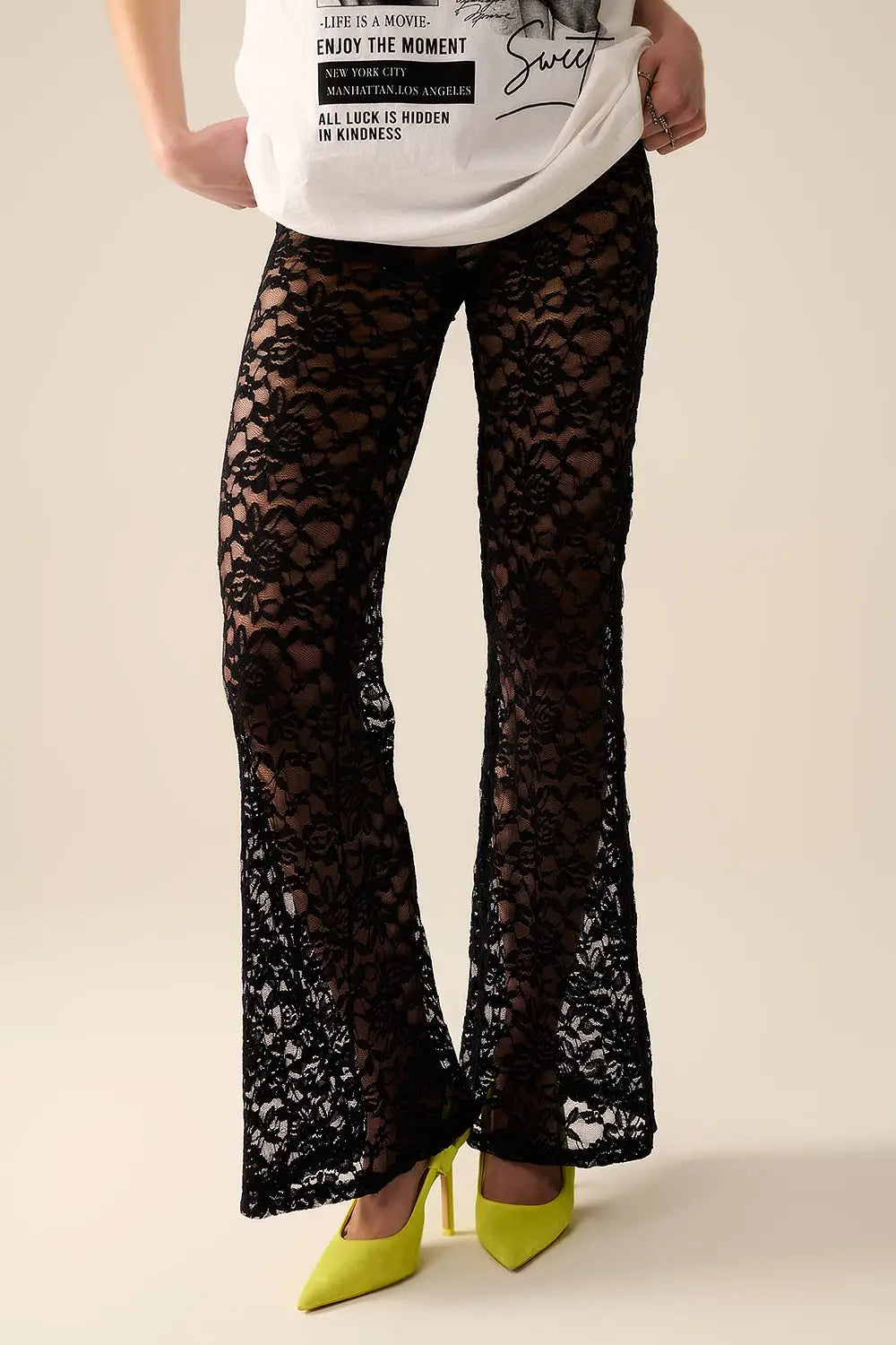 Q2 Pantalon évasé noir en dentelle florale
