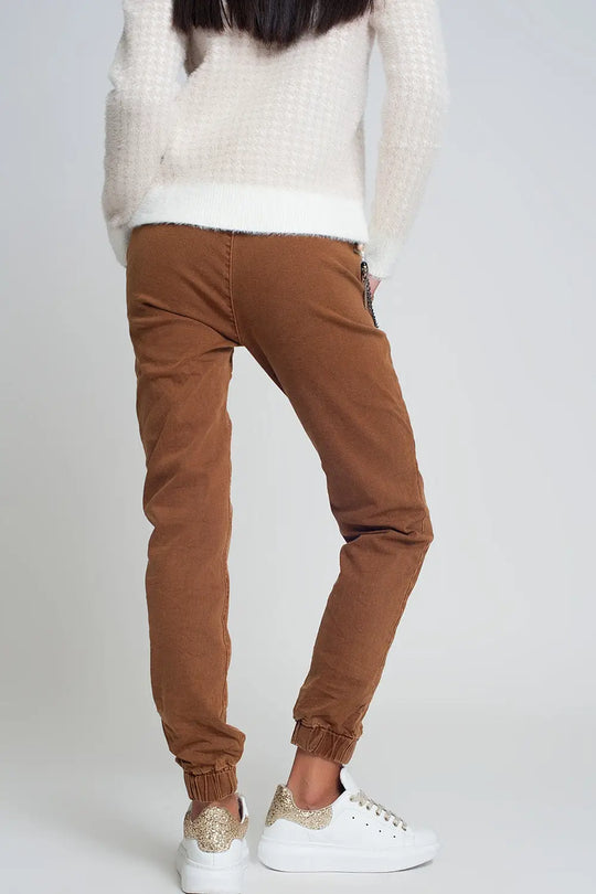 Pantalon fonctionnel avec chaîne et chevilles resserrées en marron - Pantalons