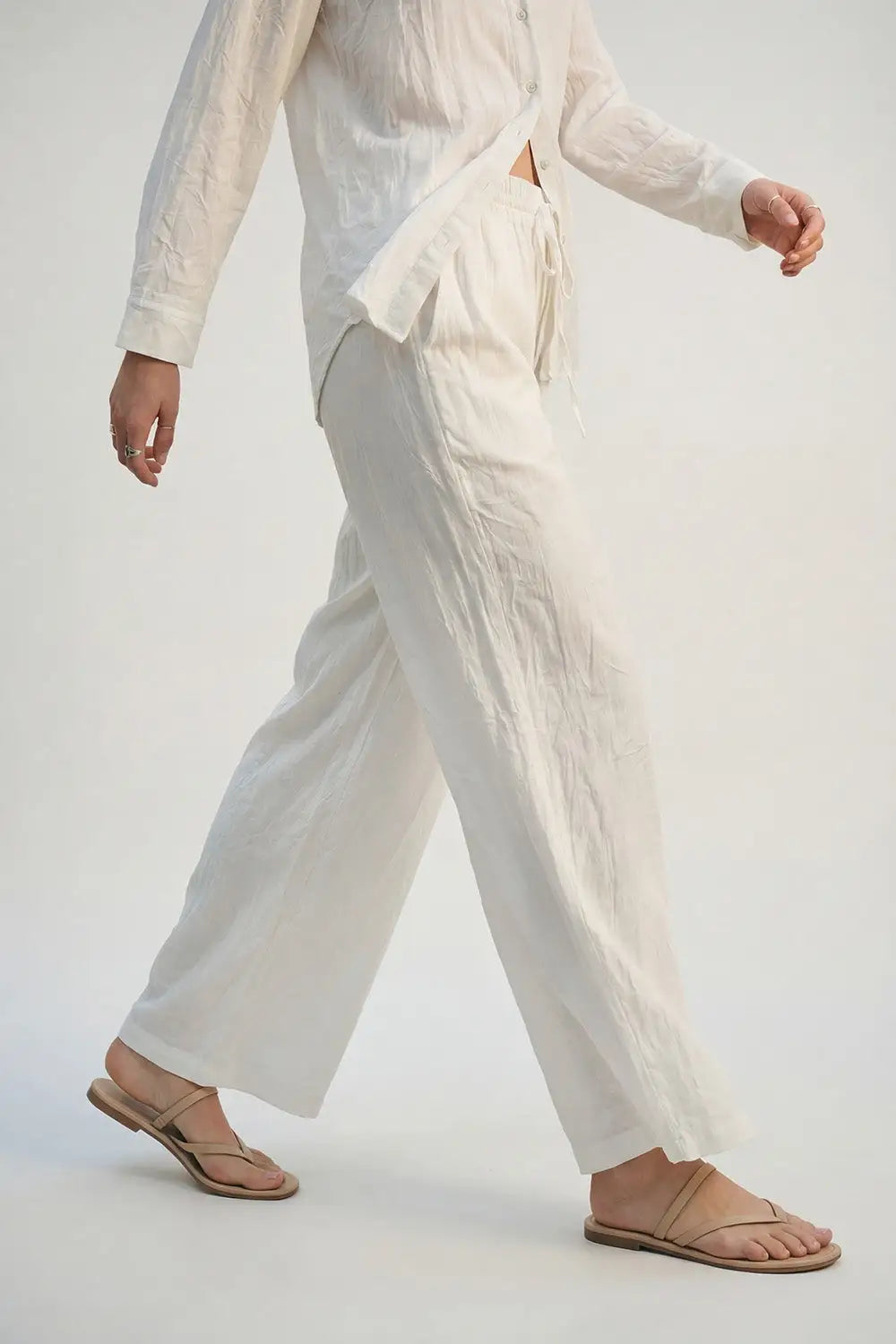 Pantalon large à taille élastique léger et froissé de couleur crème - Pantalons