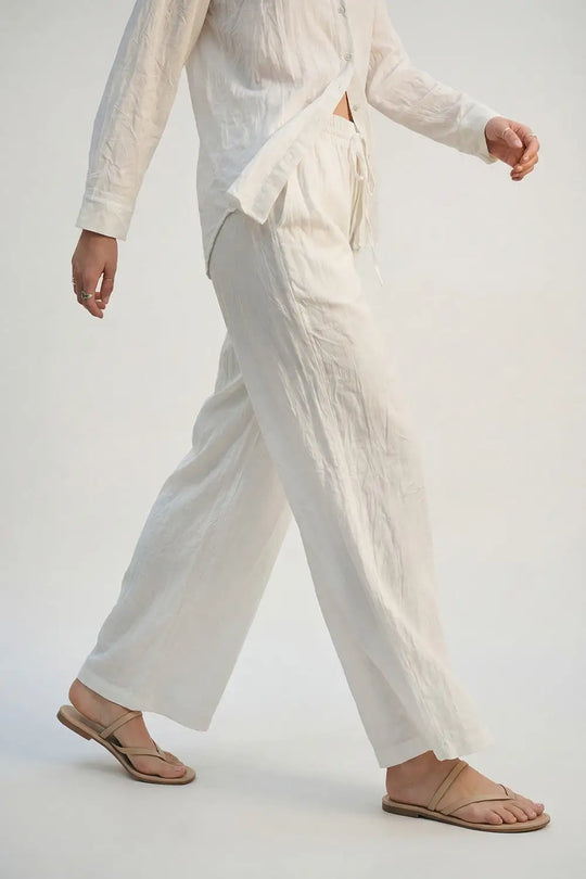 Pantalon large à taille élastique léger et froissé de couleur crème - Pantalons