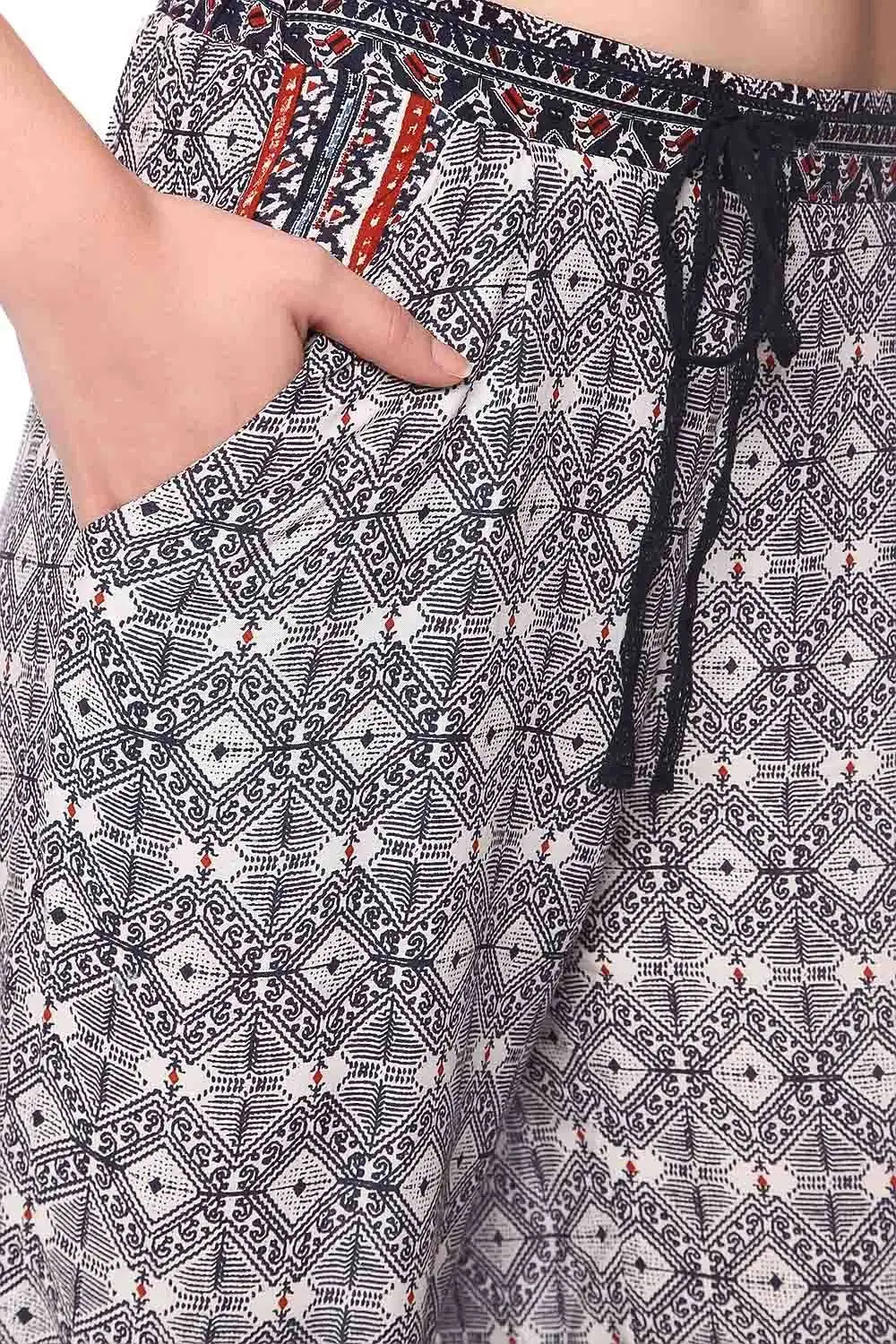 Pantalon large bleu à imprimé ethnique et insert en dentelle frangée - Pantalons