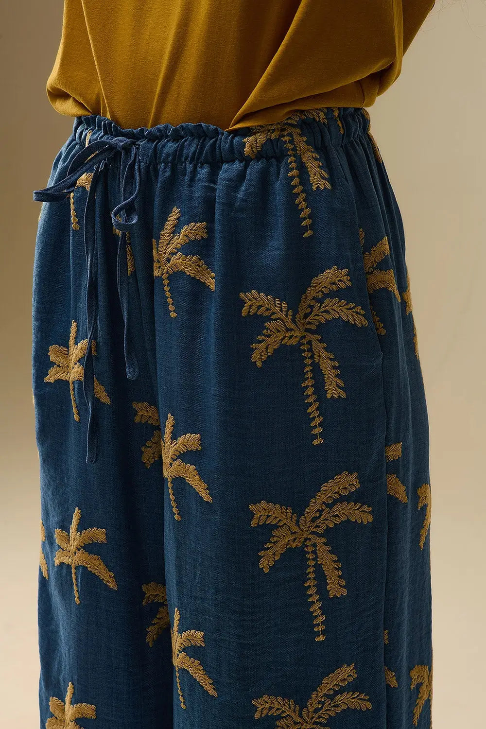 Pantalon large bleu avec broderie de palmier beige - Pantalons