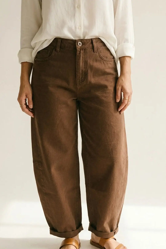 Pantalon large marron en sergé de coton avec poches style baril - Pantalons