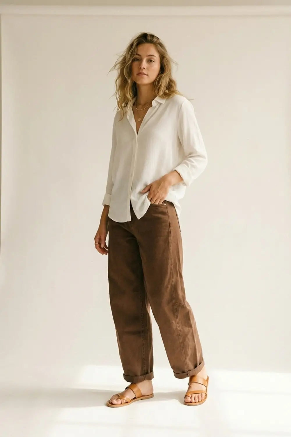 Pantalon large marron en sergé de coton avec poches style baril - Pantalons