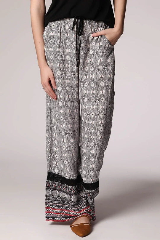 Pantalon large noir à imprimé ethnique et insert en dentelle frangée - Pantalons