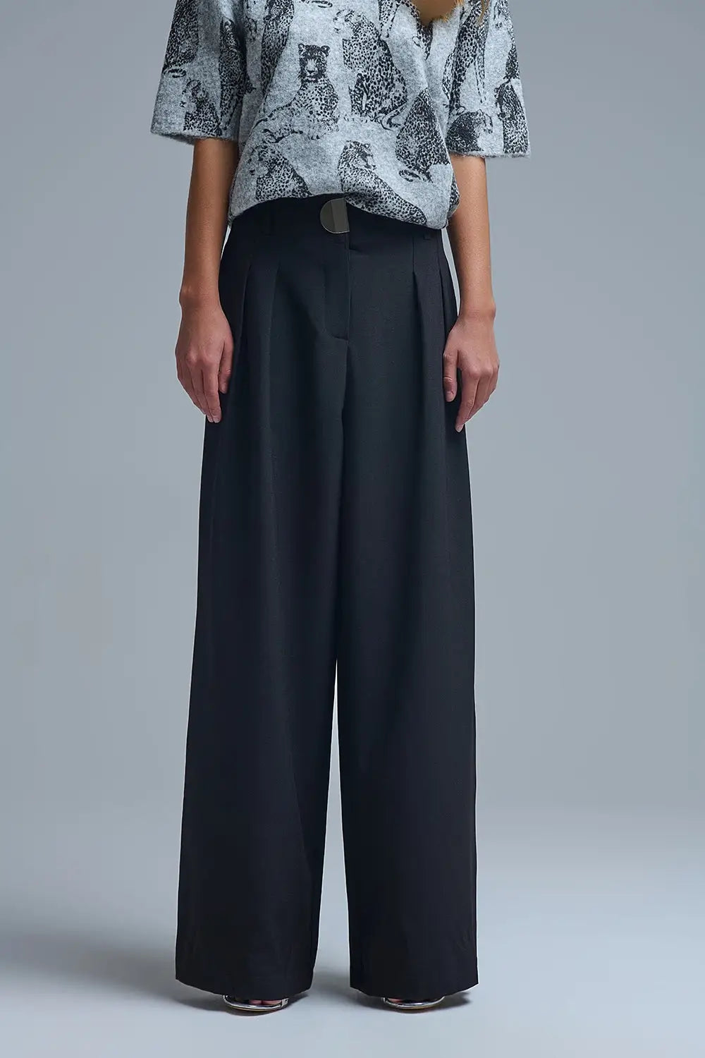 Pantalon large noir à plis avec boucle en métal - Pantalons