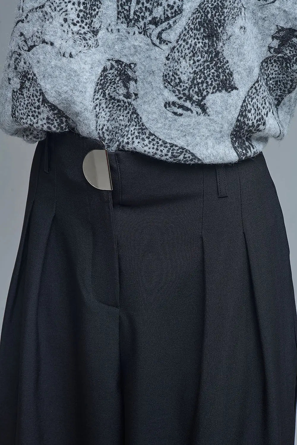 Pantalon large noir à plis avec boucle en métal - Pantalons