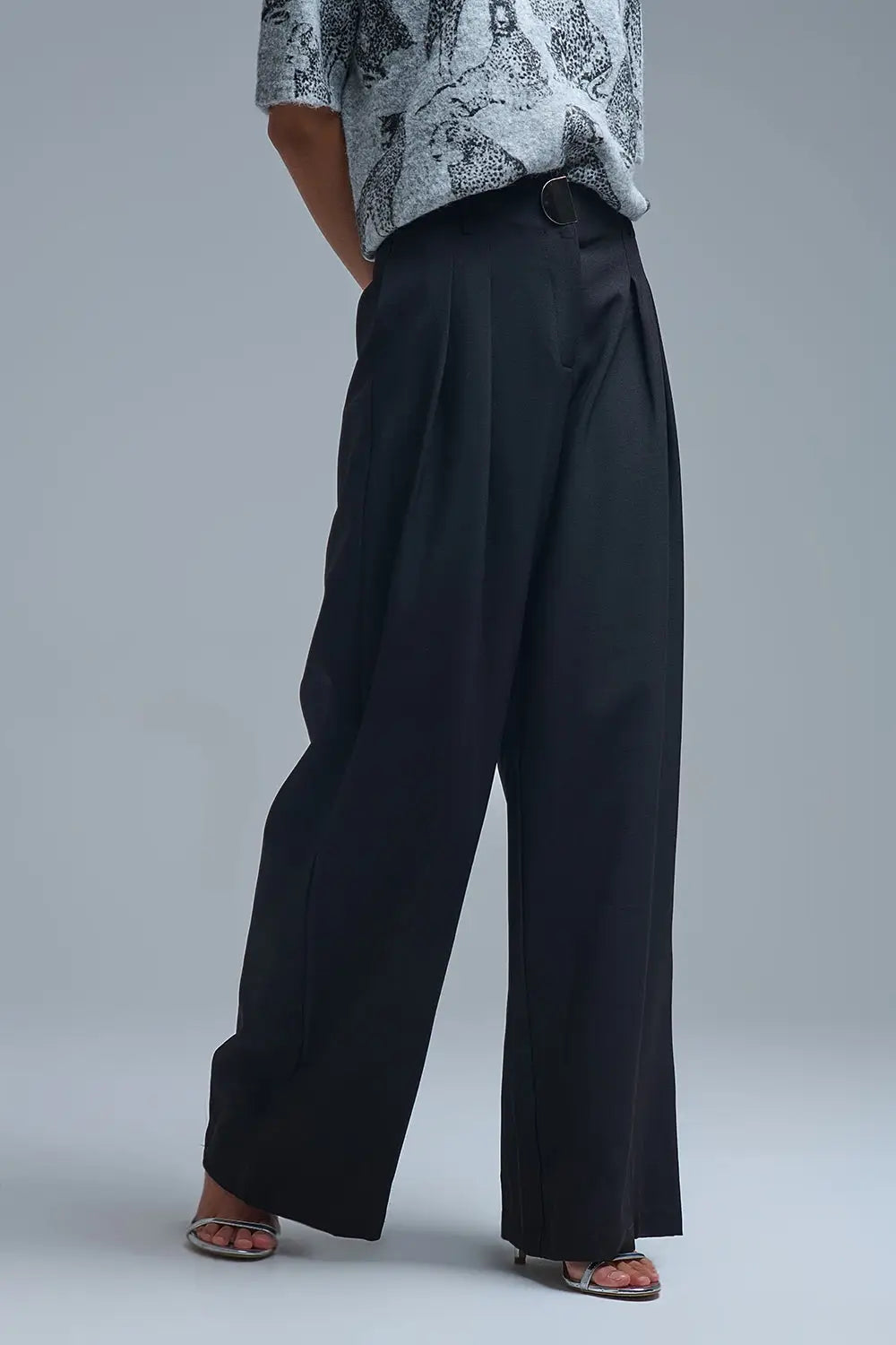 Pantalon large noir à plis avec boucle en métal - Pantalons