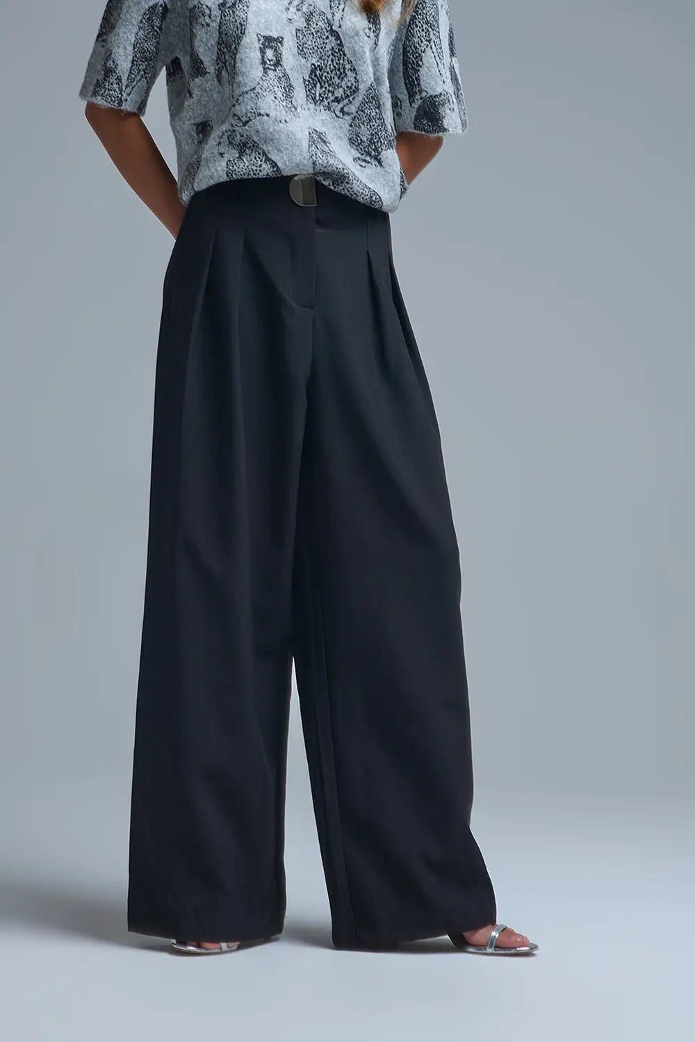 Pantalon large noir à plis avec boucle en métal - Pantalons