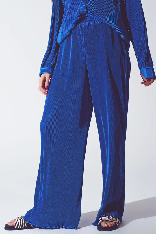 Pantalon large plissé en satin en bleu - Pantalons