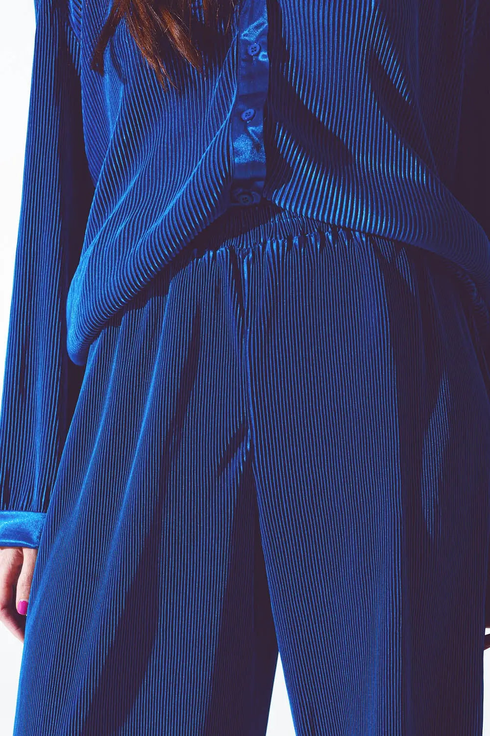 Pantalon large plissé en satin en bleu - Pantalons