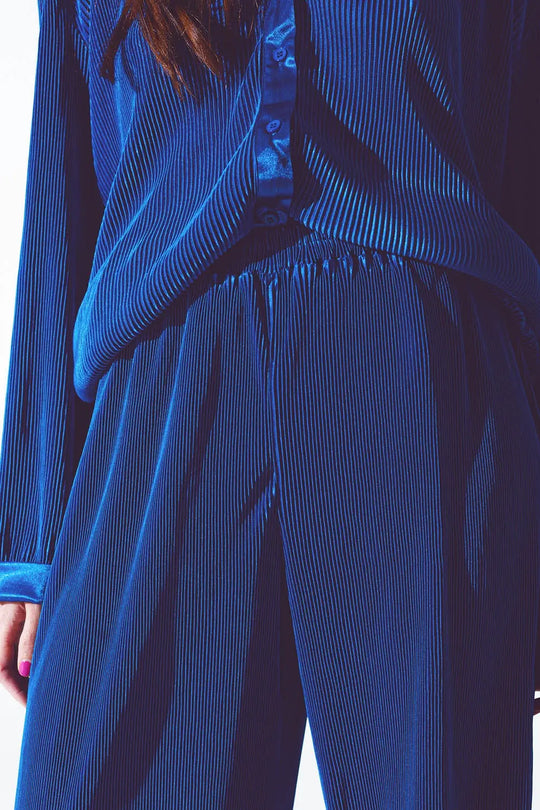 Pantalon large plissé en satin en bleu - Pantalons