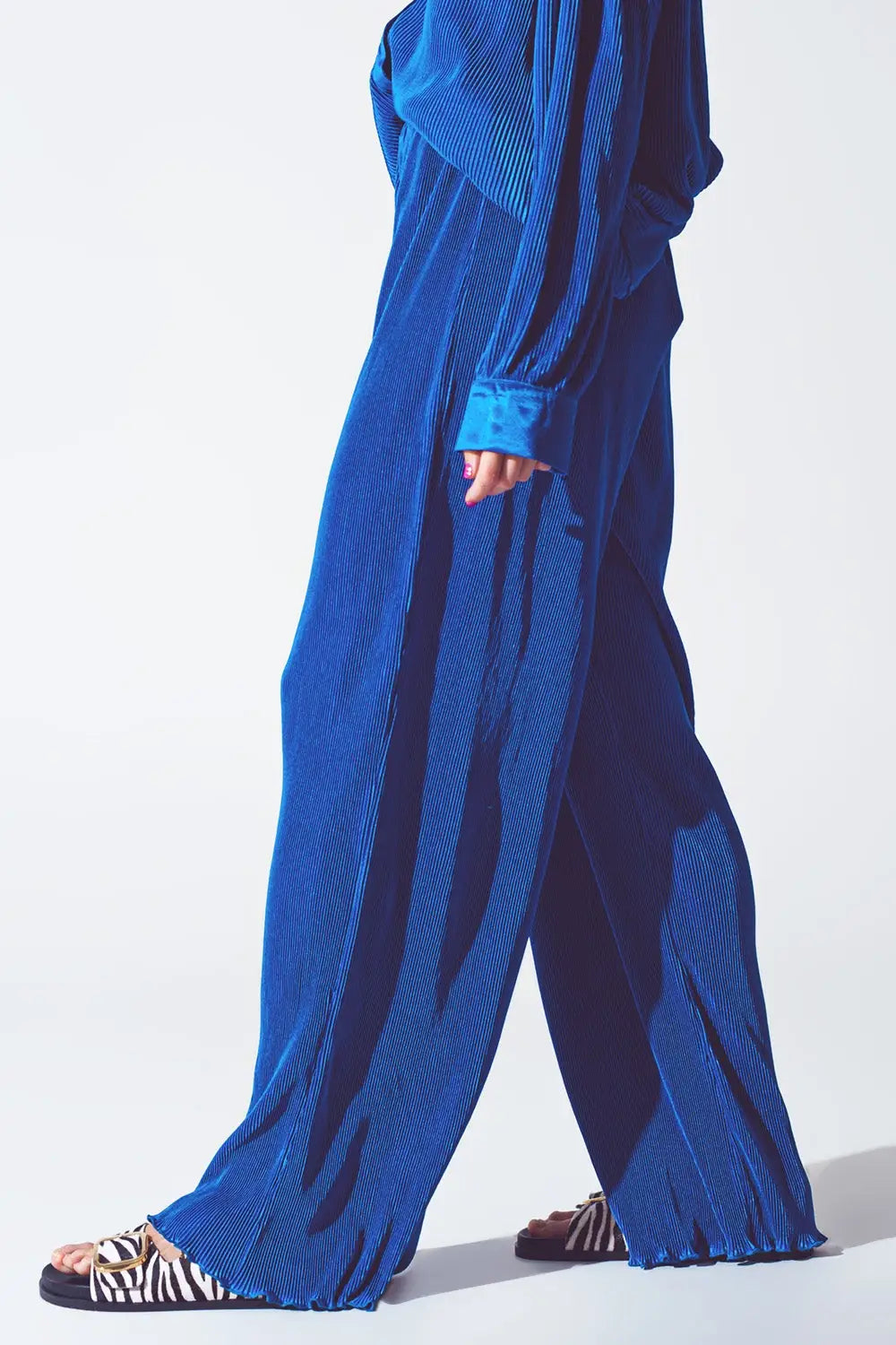 Pantalon large plissé en satin en bleu - Pantalons