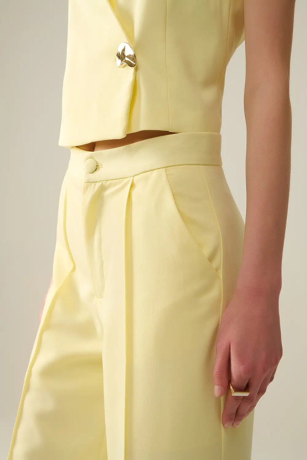 Pantalon large sur mesure en jaune - Pantalons