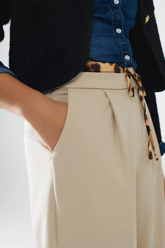 Pantalon long beige à plis avec détail léopard à la taille - Pantalons