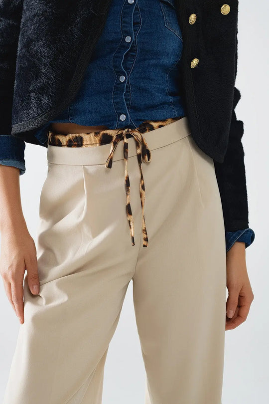 Pantalon long beige à plis avec détail léopard à la taille - Pantalons