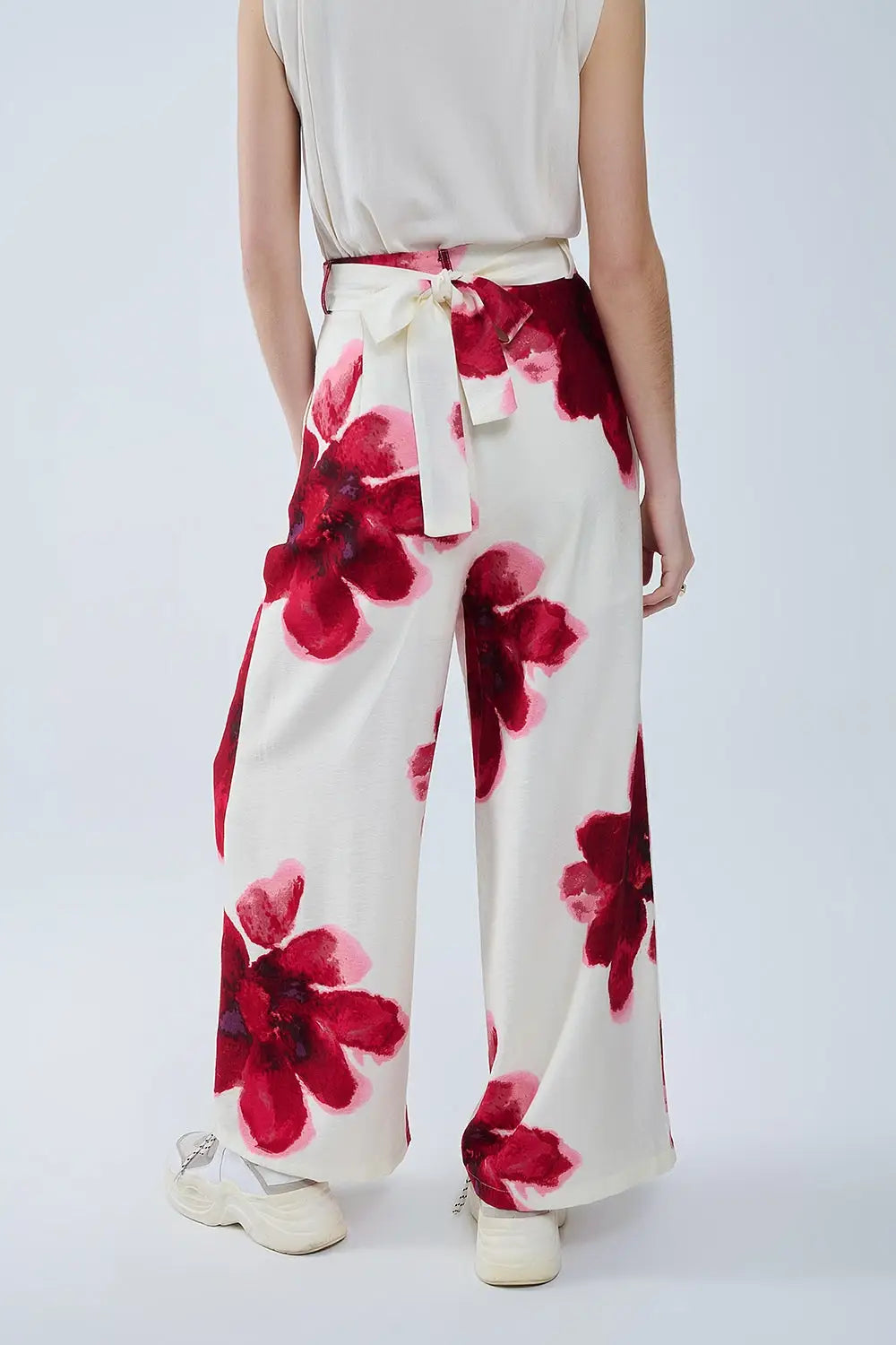 Pantalon palazzo beige avec imprimé fleuri Tropial rouge et ceinture assortie - Pantalons