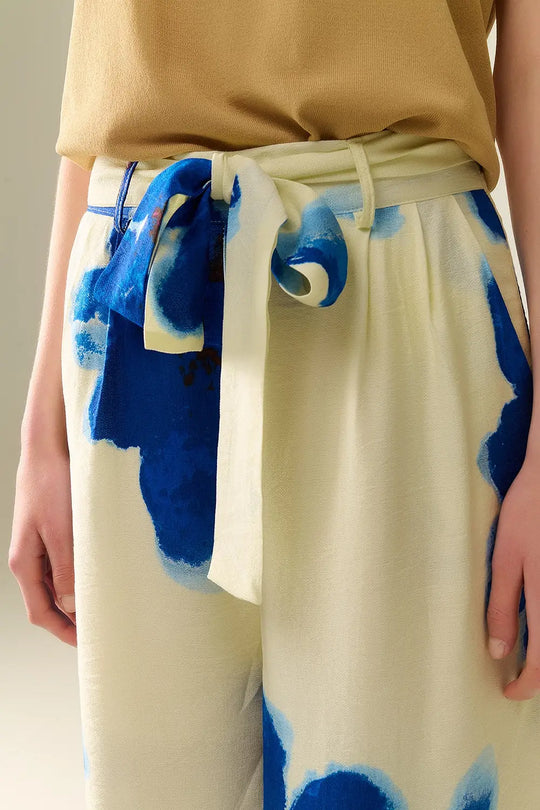 Pantalon Palazzo blanc à imprimé de fleurs tropicales bleues et ceinture assortie - Pantalons