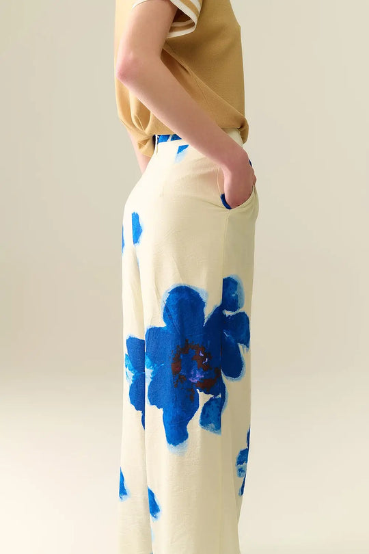 Pantalon Palazzo blanc à imprimé de fleurs tropicales bleues et ceinture assortie - Pantalons