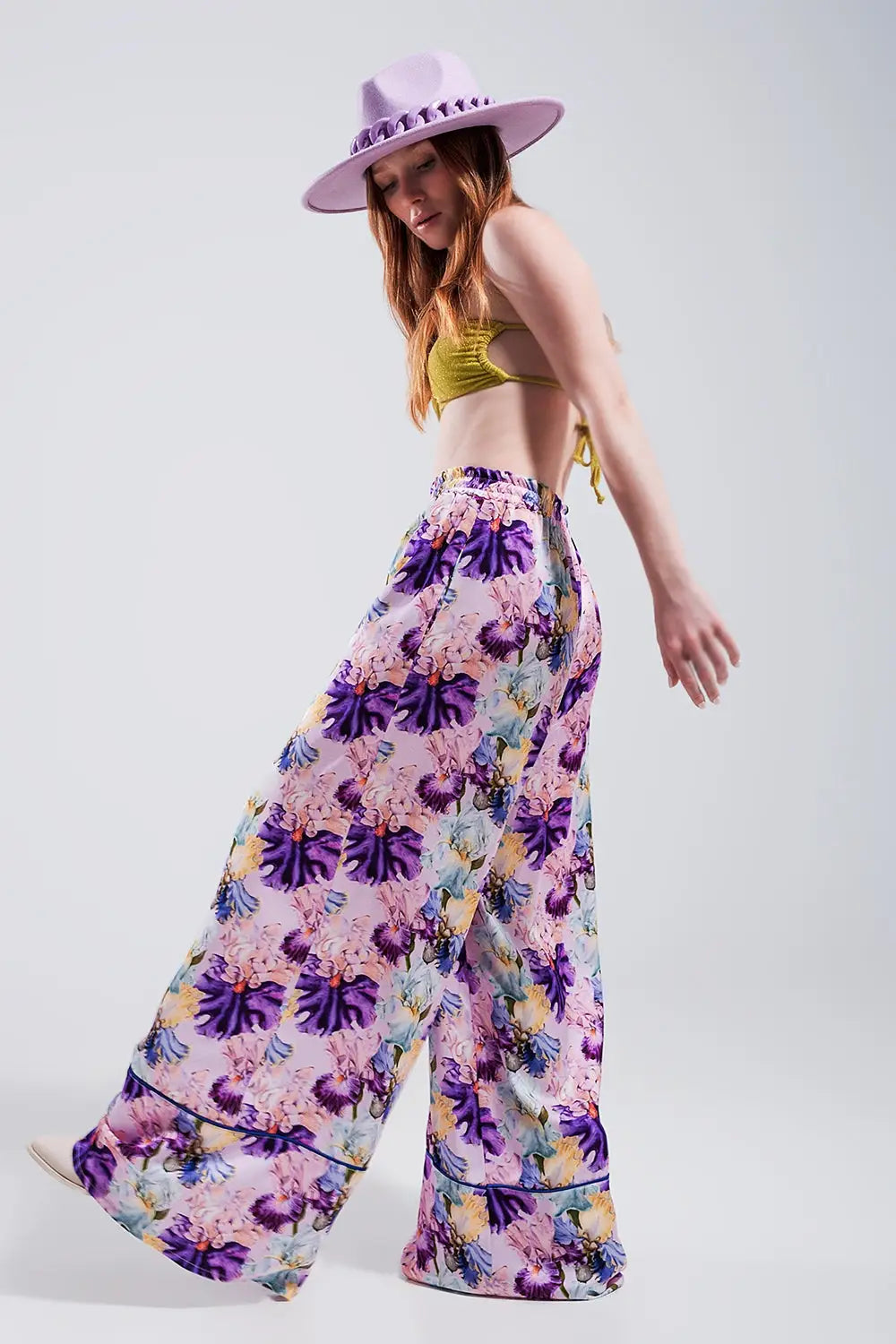 Pantalon pourpre large à taille haute en satin à imprimé fleuri - Pantalons