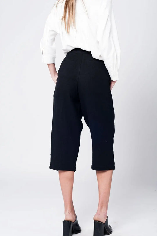 Pantalons moitié de jambe lin noir avec des détails de pinces - Pantalons