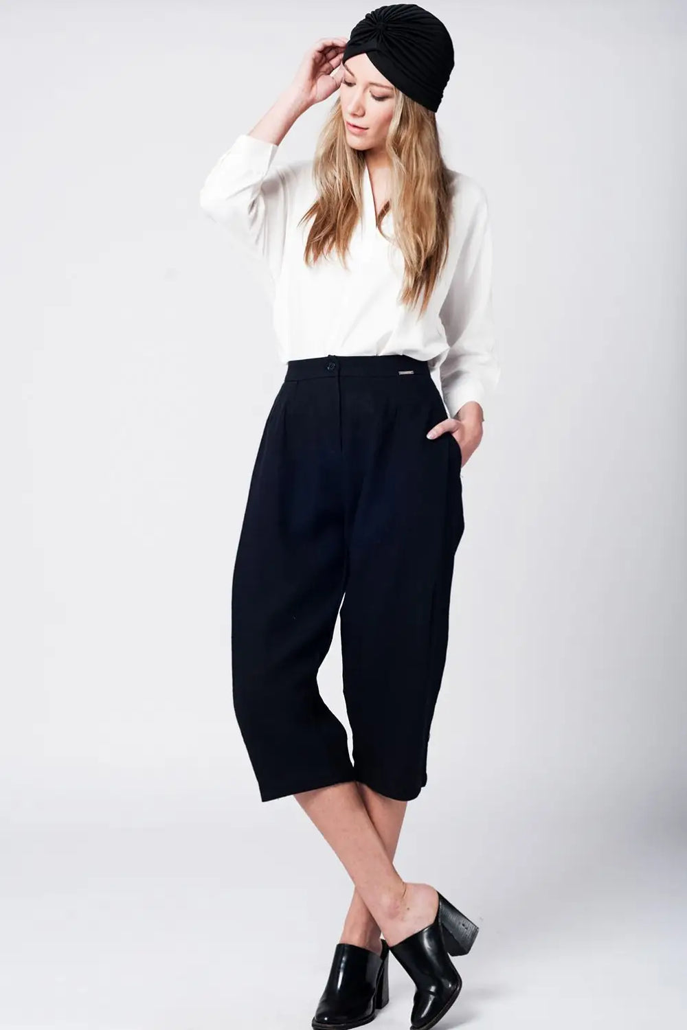 Pantalons moitié de jambe lin noir avec des détails de pinces - Pantalons
