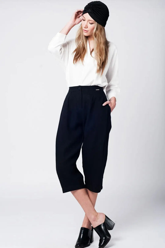 Pantalons moitié de jambe lin noir avec des détails de pinces - Pantalons