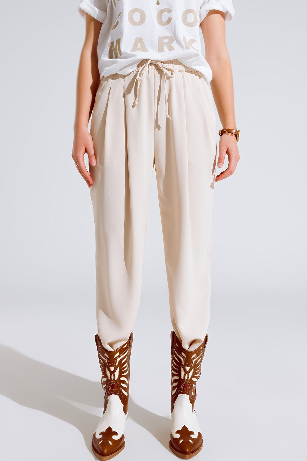 Q2 Pants In beige With Front Pockets And Drawstring Closing